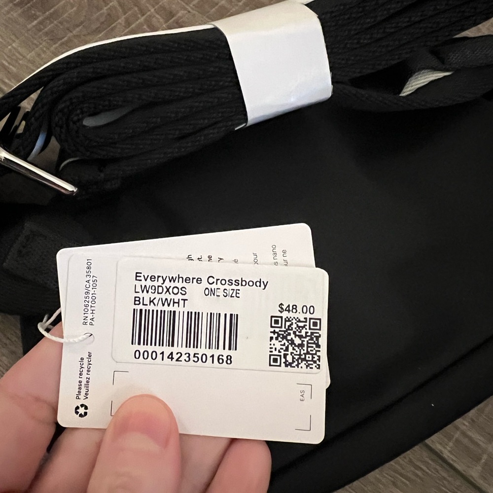 Lululemon Everywhere Crossbody Bag in Black - Picture 5 of 5